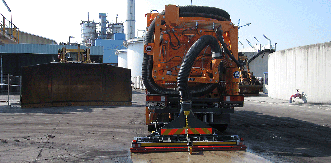 Reinigung von Hafenanlagen und Umschlagplätzen mit Saugbagger